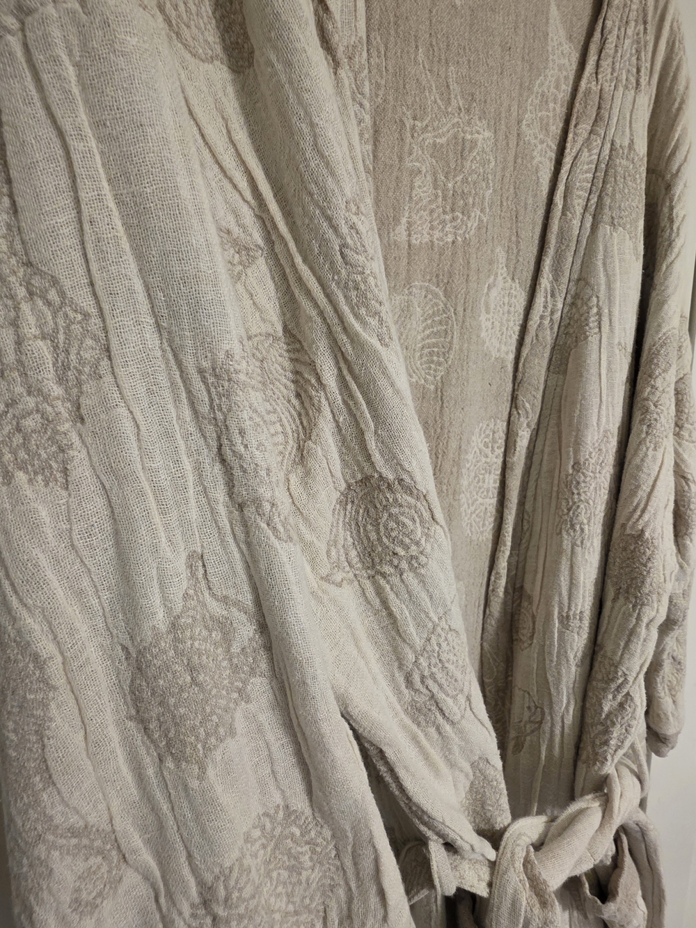 Light Beige Shell-Print Women's Robe - Picture 2 of 7
